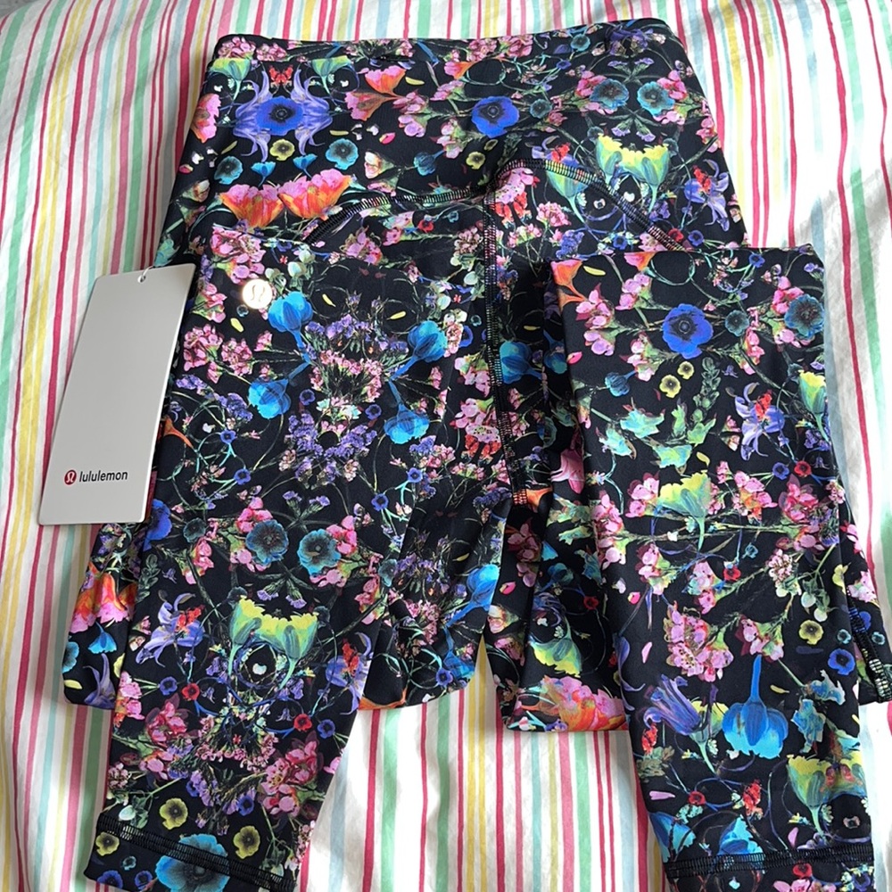 NWT-lululemon swift speed tight leggings. 28”. Great print. Pockets!